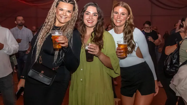 Zavodljive žene, pivo i kolo: Ni kiša ih nije ugasila, u Osijeku baš znaju partijati