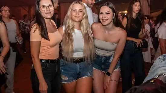 Zavodljive žene, pivo i kolo: Ni kiša ih nije ugasila, u Osijeku baš znaju partijati