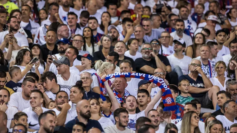 U gledalištu osvanula specijalna i rijetka poruka za Livaju: Lijepe žene preplavile Poljud