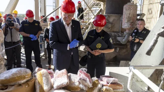 Božinović presretan pozirao kraj tone kokaina, heroina i trave prije nego što je nestala u plamenu