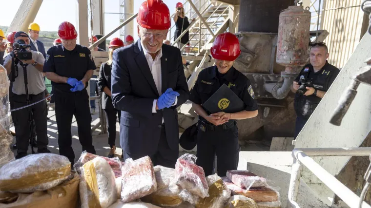 Božinović presretan pozirao kraj tone kokaina, heroina i trave prije nego što je nestala u plamenu