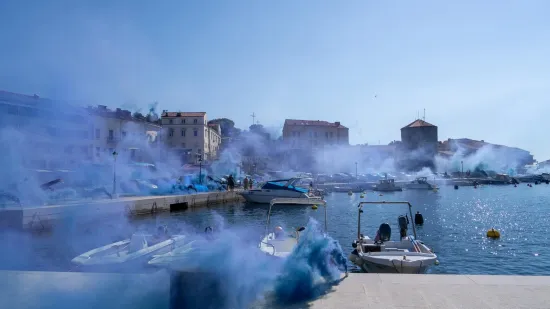 Došetali se i šou je počeo: Bad Blue Boys obojili rivu u plavo!