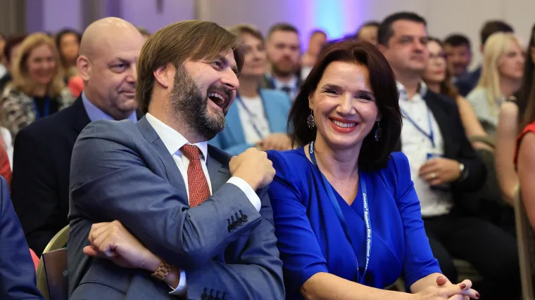 Danijela Miloš Sprčić ukrala pažnju na konferenciji u royal plavoj haljini: Pored nje smiješio se bivši ministar