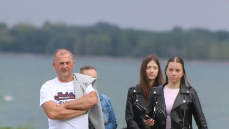 Dress code u Međimurju su uske traperice i kožne jakne: Zgodne cure prošetale uz Dravu