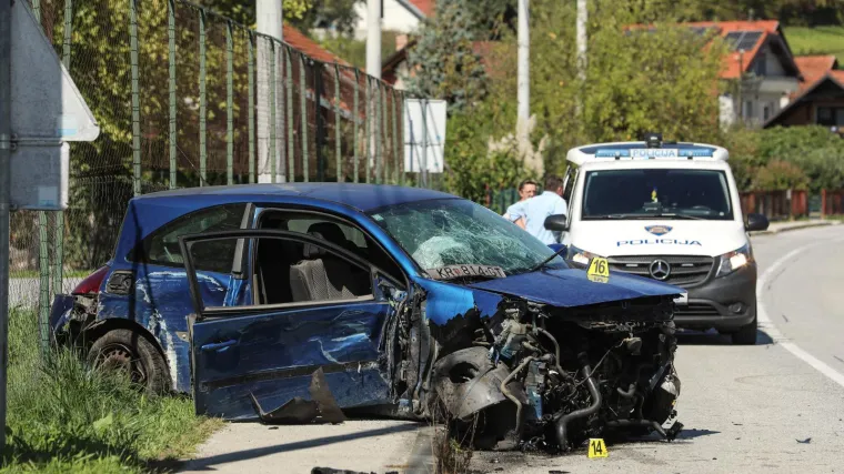 Krš i lom kod Zaboka. Autom udario u ogradu kuće, prizori su užasni: 'Kao da je proletio uragan'