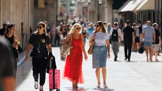 Crveno joj stoji kao saliveno: Plava dama u lepršavoj haljini plijenila poglede gdje god je stigla