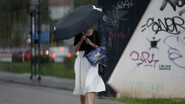 U moru kišobrana istaknula se ona: Zagrepčanka u bijeloj suknji i crno-bijelim štiklama pravi je modni pogodak