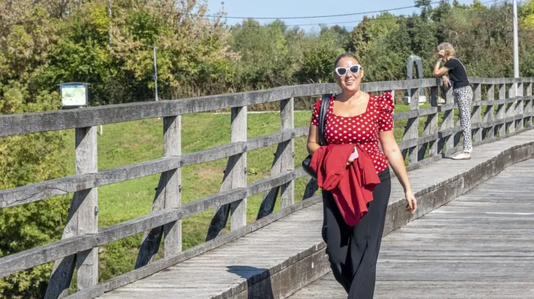 Korana je prekrasna, ali ova plavuša u crvenom bacila ju je u potpuno sporedni plan