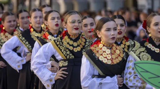Ljepota, mladost i raskošne nošnje: Bajkoviti prizori s Vinkovačkih jeseni, među krasoticama i Mongolka