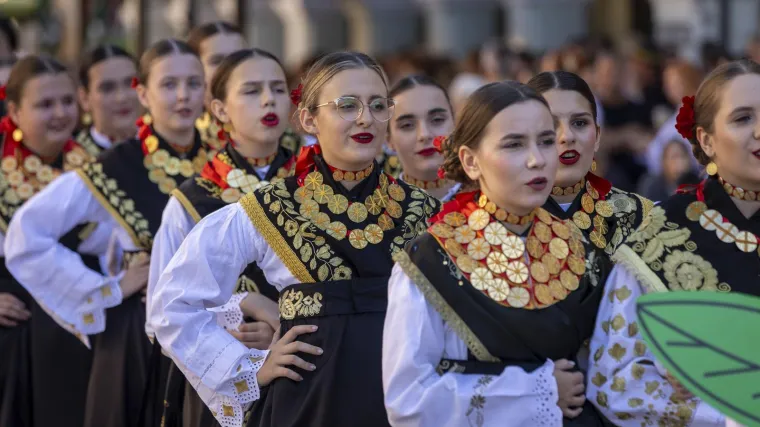 Ljepota, mladost i raskošne nošnje: Bajkoviti prizori s Vinkovačkih jeseni, među krasoticama i Mongolka