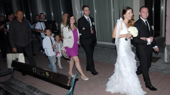 Ovako je Đurđa Adlešič slavila sinovo vjenčanje: Pratila ih povorka, stigla i Jadranka Kosor