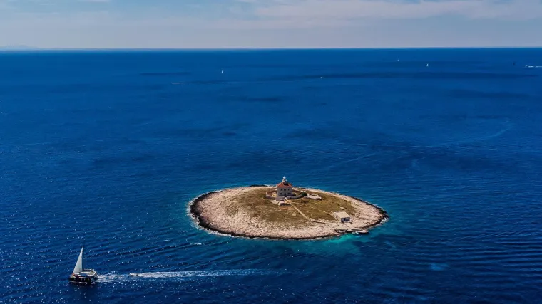 Savršeni kontrast užurbanom životu: Hrvatski otok koji mirom jednostavno poziva na odmor