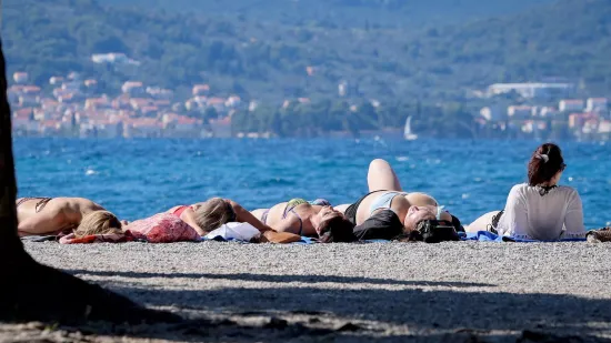 Na moru nema zime: Ove djevojke u kupaćim kostimima upijale su zrake sunca na plaži