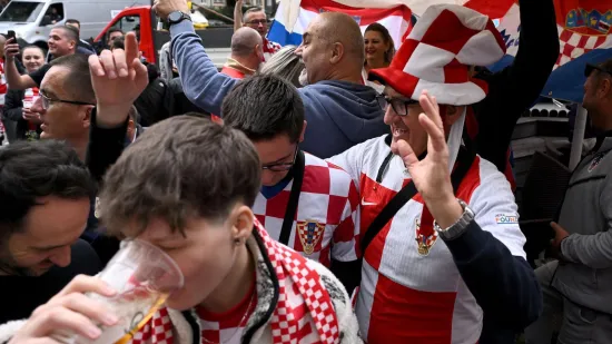 Hrvatski navijači uz ražanj napravili potpunu ludnicu: Stigle trube, a padaju i poljupci pod zastavom