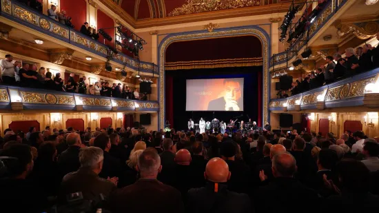 Suze, zagrljaji i tišina: Pogledajte emotivne prizore s komemoracije Halida Bešlića