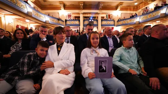 Suze, zagrljaji i tišina: Pogledajte emotivne prizore s komemoracije Halida Bešlića