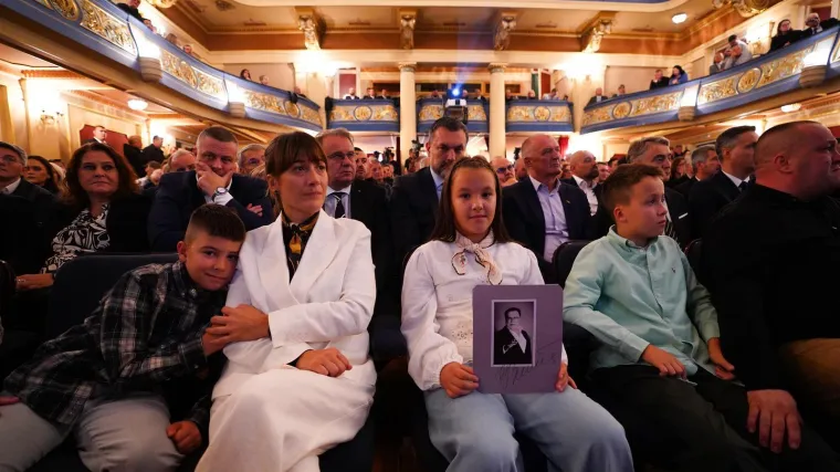 Suze, zagrljaji i tišina: Pogledajte emotivne prizore s komemoracije Halida Bešlića