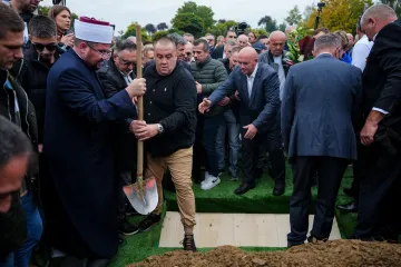 Pogledajte pogreb Halida Bešlića: Oko 100 tisuća ljudi ispratilo kralja narodne glazbe