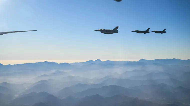 Moćni lovci pratili Trumpa u avionu, a onda je sjeo u 'Zvijer': 'Iranci su pretučeni i izubijani'