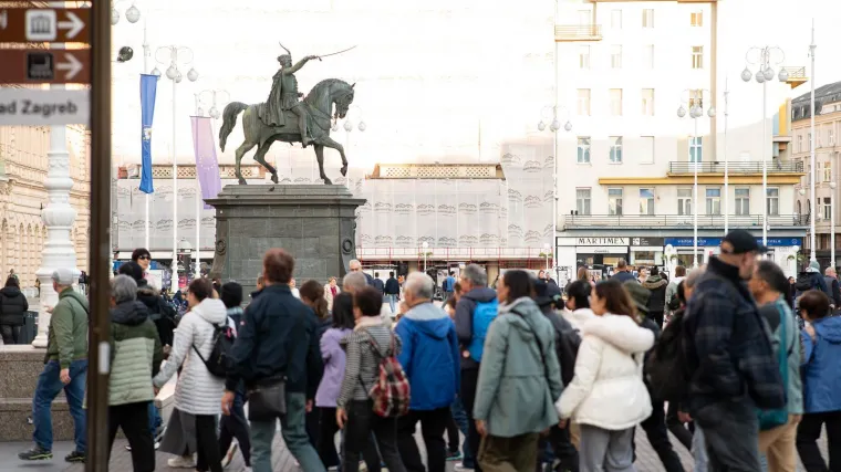 Zagrebački trg vrvio je prolaznicima, a svi su gledali u nju: Dama na biciklu očarala centar