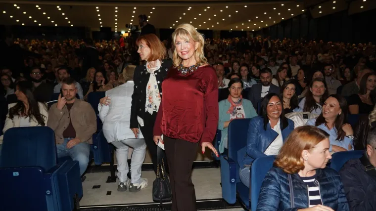 Suzana Mančić se pojavila na koncertu u Beogradu i zasjenila sve: Šarmantna glumica kao da ne stari