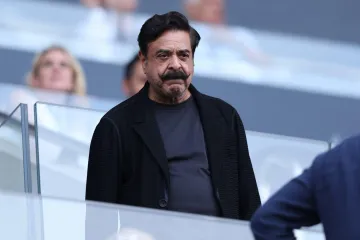 Mještani u šoku: Milijarder usidrio jahtu pored poznate londonske znamenitosti!