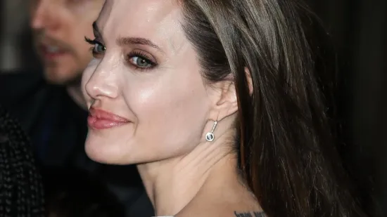 Ovo su najupečatljivije tetovaže Angeline Jolie: Od budističkih mantri do latinskih izreka