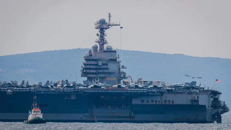 Ljepotica i zvijer: Najveći ratni brod ikad pored Poljuda pruža nezaboravne i gotovo filmske scene