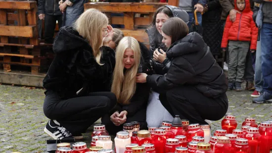 Neizreciva bol i svijeće za ubijenog oca... Slike iz Slovenije lome srca