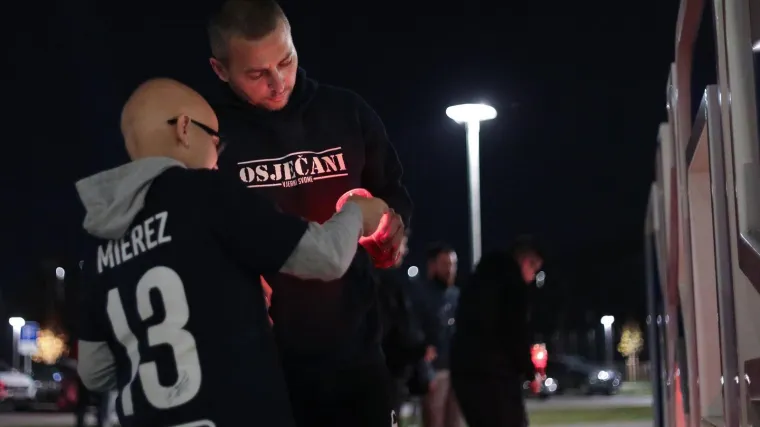 Navijači Osijeka pale svijeće ispred stadiona, igrači u karanteni: 'Za ono što je klub nekoć bio'