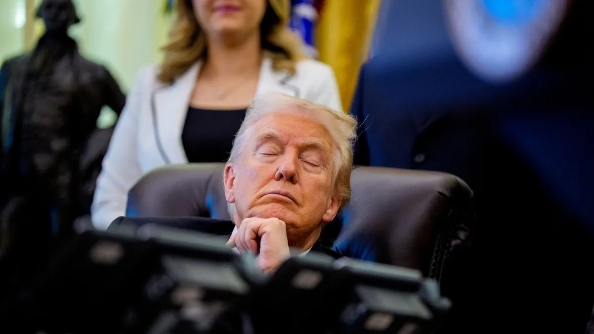 Trump 'ubio oko' tijekom sastanka - munjevito se proširile fotografije. Bijela kuća sad kaže: 'Nije spavao'