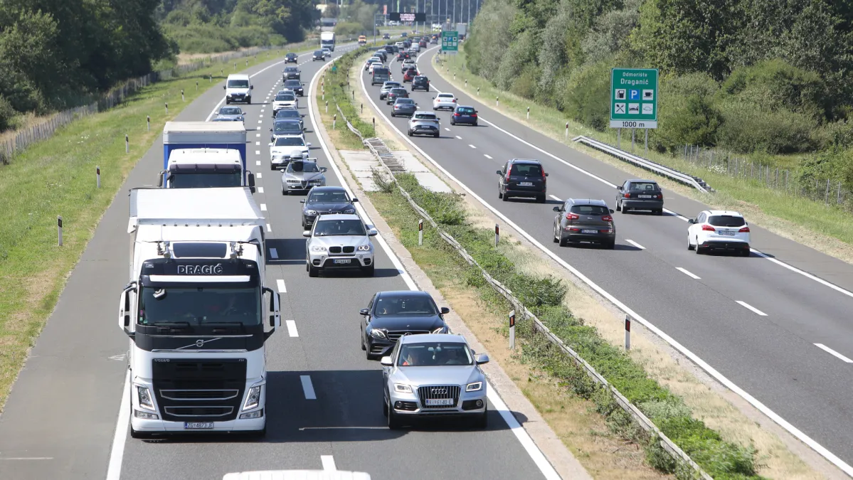 Na autoceste stižu posebna 74 bijela vozila s rotirkama: Ne želite da vas oni 'snime'