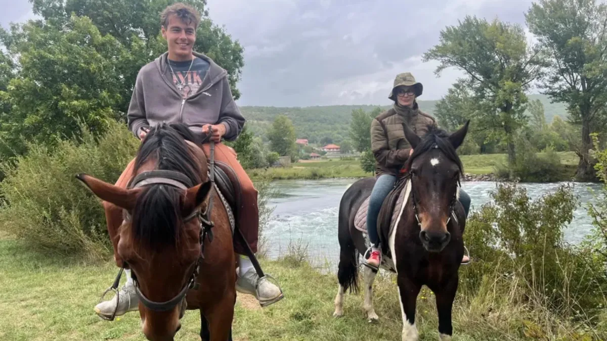 Glumci 'Divljih pčela' uživaju u prirodi, a Ivan Ana Marija pokazali prijateljstvo i izvan seta: 'Kad se ne snima - jaše se!'