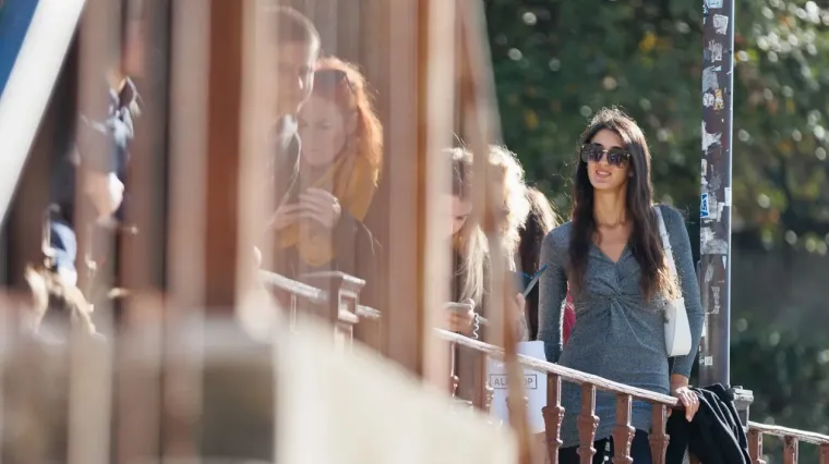 Dok su jedni gledali u brodove, ostali su se okretali za njom: Zgodna Zadranka prošetala uvalom