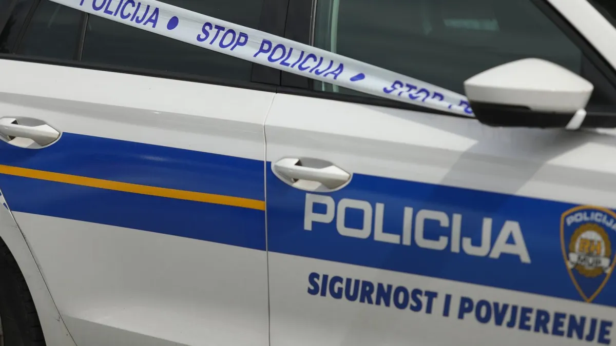 U stanu pronađen mrtav muškarac, žena prevezena u bolnicu