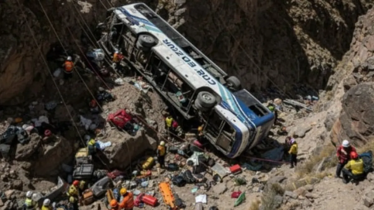 Autobus se strovalio u provaliju duboku više od 200 metara: Najmanje 37 poginulih!