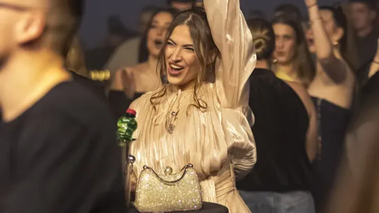 Publika plesala, ali ona je bila spektakl: Zgodna legica u zlatnoj haljinici zapalila Osijek