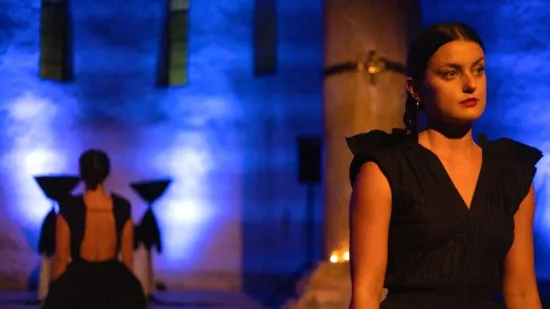 Tamnokosa Zadranka bila je magnet za znatiželjne poglede: Crna haljina stajala joj kao salivena