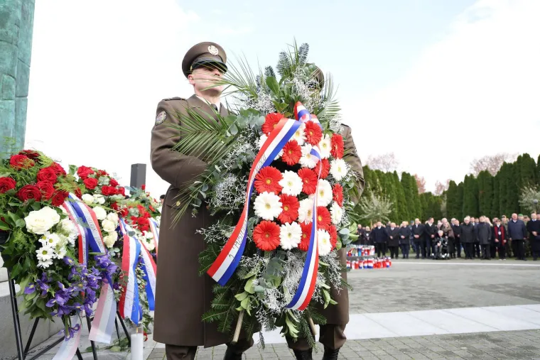 Snažne emocije u Koloni sjećanja, položeni vijenci za sve heroje: 'Zbog svega &scaron;to pretrpi, Vukovar postade poseban'