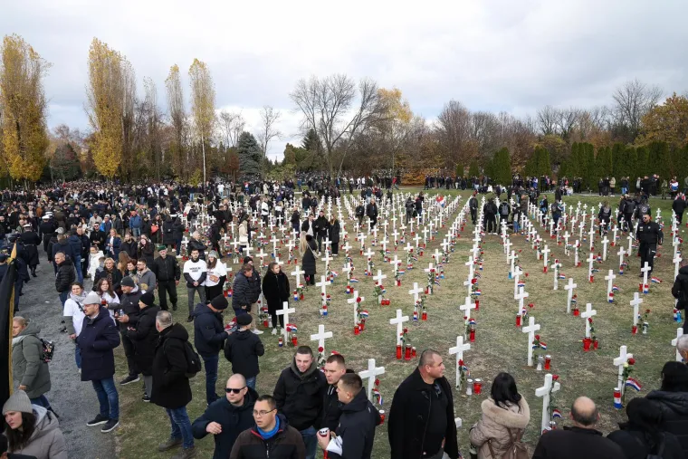 Snažne emocije u Koloni sjećanja, položeni vijenci za sve heroje: 'Zbog svega &scaron;to pretrpi, Vukovar postade poseban'