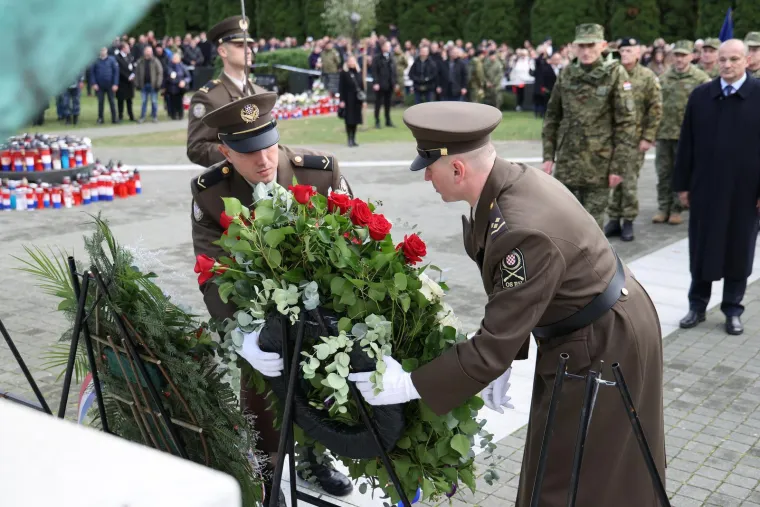 Snažne emocije u Koloni sjećanja, položeni vijenci za sve heroje: 'Zbog svega &scaron;to pretrpi, Vukovar postade poseban'