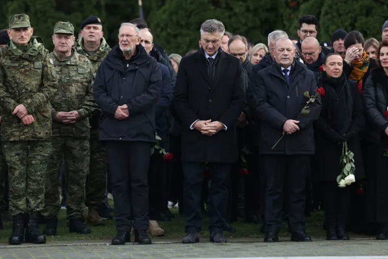 Snažne emocije u Koloni sjećanja, položeni vijenci za sve heroje: 'Zbog svega &scaron;to pretrpi, Vukovar postade poseban'