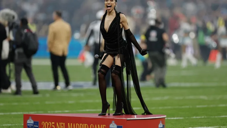 Slavna pjevačica na nezapamćenom udaru zbog detalja na sebi: 'Sramota, izgledaš kao prostitutka'