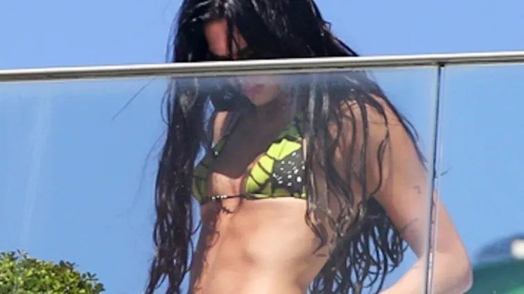 Dua Lipa pokazala pločice i vitku figuru kraj bazena