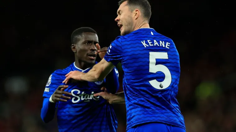 Neviđena situacija u Premier ligi: Ošamario suigrača, pa počeo divljati na ostale