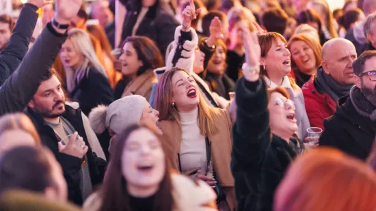 Pogledajte kako se zabavljaju Riječani: Pažnju privukla dama s crvenim ružem