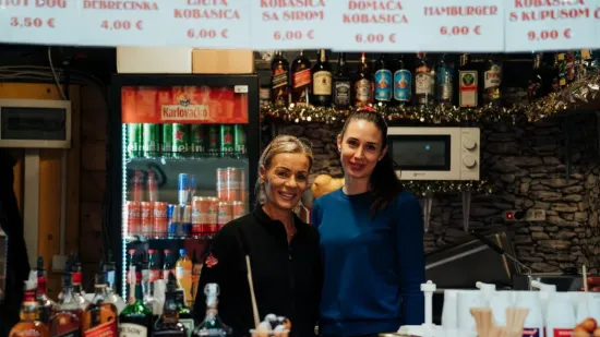 Na zadarskom adventu dobro se jede i pije, a ni najbolja klopa nije ukrala pažnju ovim damama