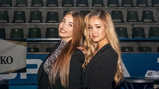 Čizmice na petu i noge do poda: Zgodne plavuše privukle sve poglede, a jasno je i zašto