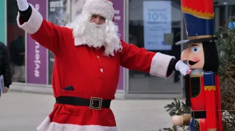 Veseli Djed Božićnjak postao zvijezda subotnje špice u Čakovcu