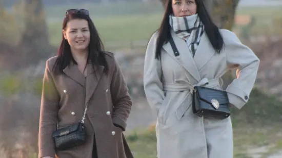 Osmijeh koji je rastjerao sivilo: Brineta u smeđem kaputu ukrala show na šetnici uz Dravu